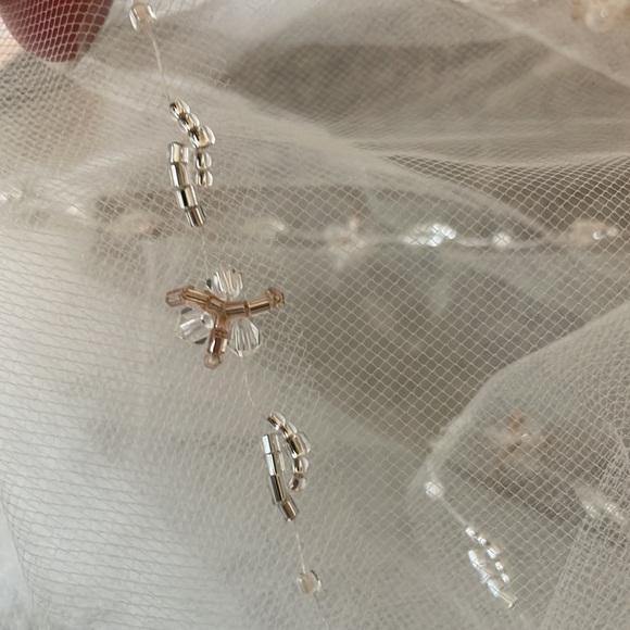 David's Bridal Ivory Cluster Beaded Edge Fingertip Wedding Veil - Picture 10 of 11